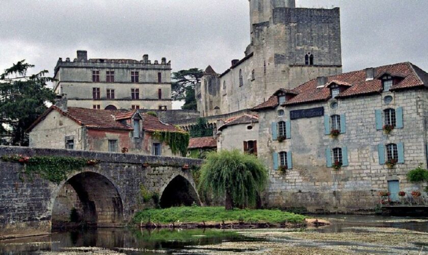 Blessée à la cheville sur le plus haut donjon de Dordogne, une vacancière est... héliportée