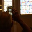 Chartres : quand l’IA et les smartphones rendent leur sens aux vitraux médiévaux de la cathédrale