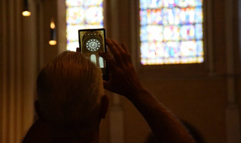 Chartres : quand l’IA et les smartphones rendent leur sens aux vitraux médiévaux de la cathédrale