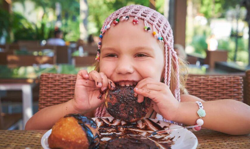 Cómo evitar que los niños desayunen sólo tortitas en el hotel y otros trucos para no excederse en vacaciones