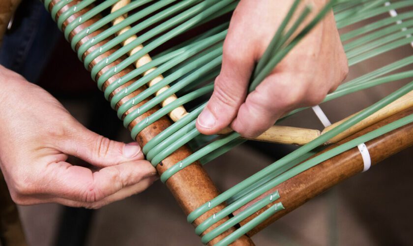 Dans ses ateliers de l’Oise, la Maison Drucker fabrique les chaises emblématiques des bistrots parisiens