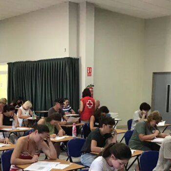 Desplazados ucranianos aumentan su empleabilidad con la certificación DELE del Instituto Cervantes en la Vega Baja de Alicante