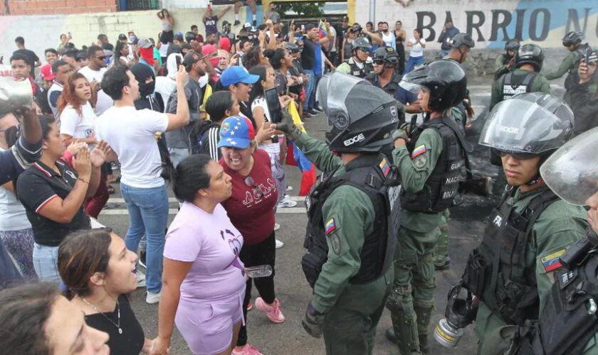 Diplomáticos españoles critican que el  Gobierno se ponga «de perfil» con Venezuela por «intereses cruzados»