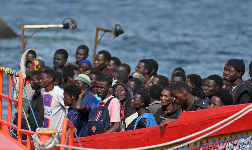 Dos nuevas embarcaciones con 130 migrantes llegan a las costas de El Hierro y Lanzarote