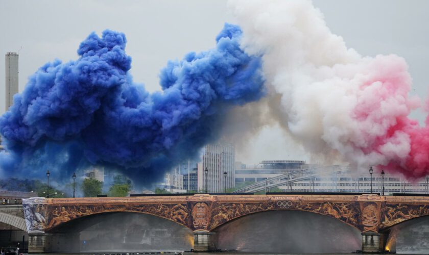 EN DIRECT - La cérémonie d’ouverture des JO de Paris 2024 vue depuis le pont Alexandre III