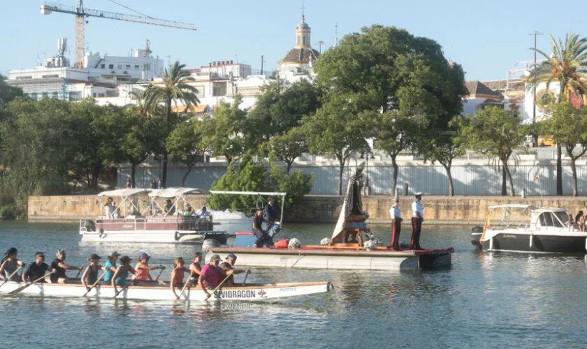 El Carmen del Puente recorre el río Guadalquivir y Triana este jueves