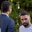 El frío saludo de Dani Carvajal a Pedro Sánchez durante el recibimiento en Moncloa