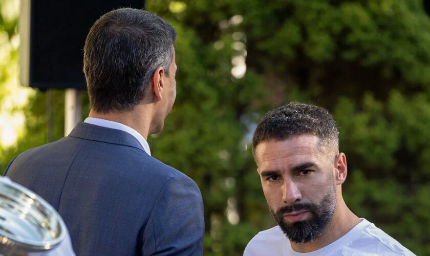 El frío saludo de Dani Carvajal a Pedro Sánchez durante el recibimiento en Moncloa