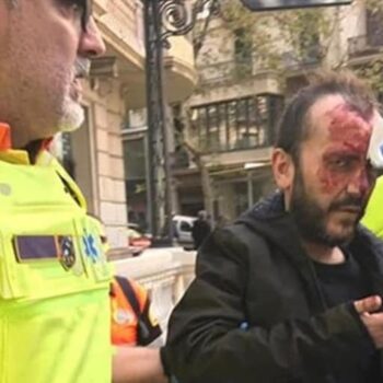 El juez deniega la amnistía al independentista encarcelado por tirar por las escaleras del metro a un hombre con una bandera de España