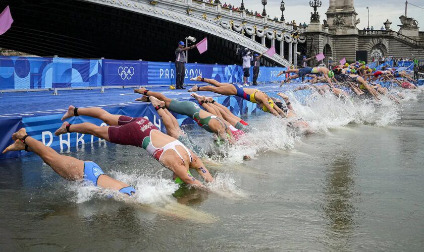 El triatlón, entre la bacteria, las "trampas" y el alarde de Alberto González: "No se ha pensando en el atleta, sólo en la imagen de París"