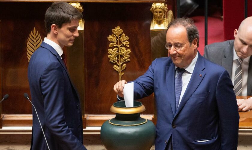 «Être utile et préparer la suite» : François Hollande soigne son retour à l’Assemblée nationale