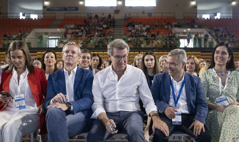 Feijóo abre la puerta del PP a los votantes de Vox descontentos con un partido en el que "sobran todos menos la facción dirigente"