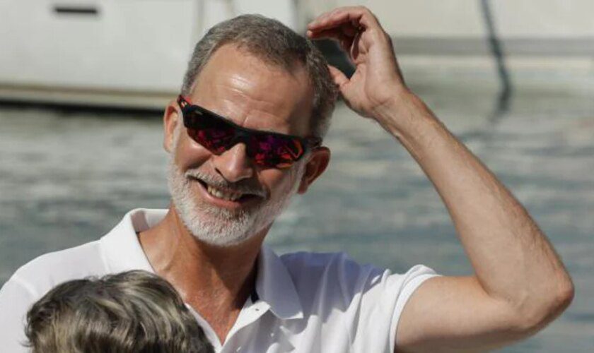 Felipe VI se reencuentra con su tripulación en una salida privada al mar