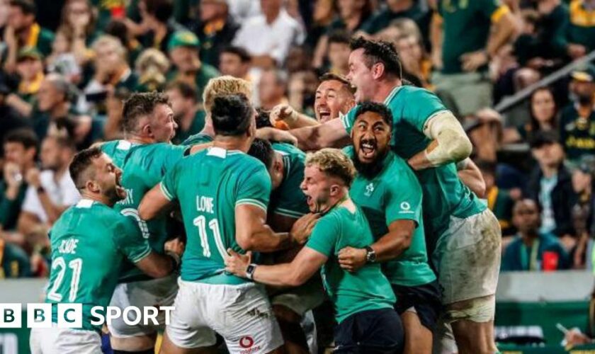 Ireland celebrate Frawley's drop-goal