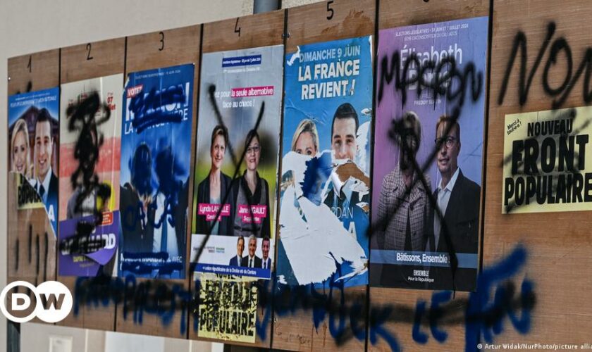 French election: Candidates exit runoff in bid to stop far right