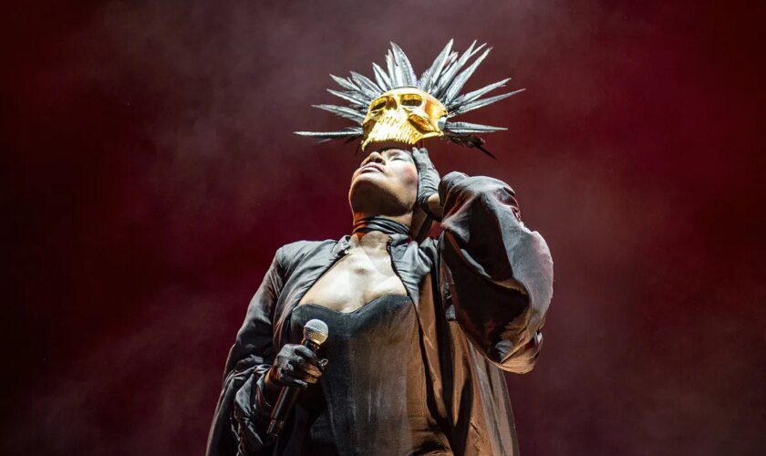 Grace Jones sacó el hula-hop y esclavizó con su ritmo al público de Bilbao