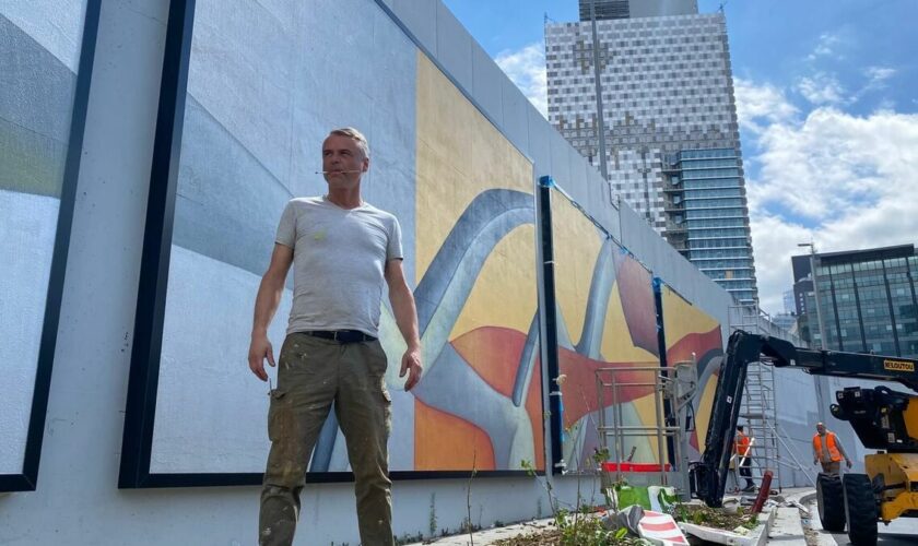 Hauts-de-Seine : au pied de l’Arche de La Défense, Guillaume Bottazzi veut vous rendre heureux avec sa fresque