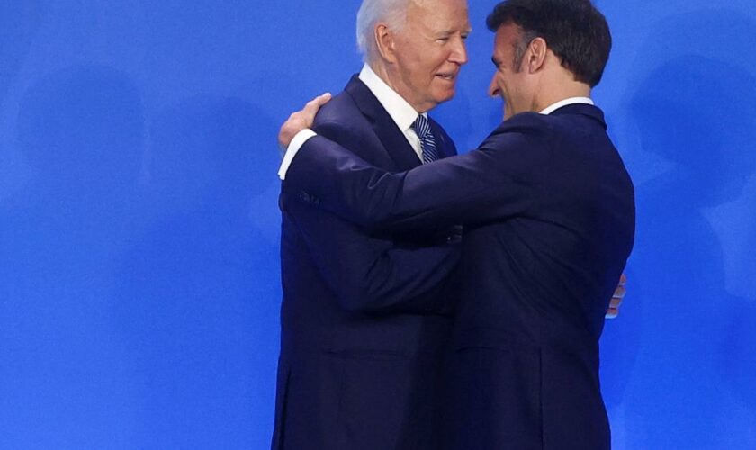 «Il nous arrive à tous de faire des lapsus»: Macron prend la défense de Biden