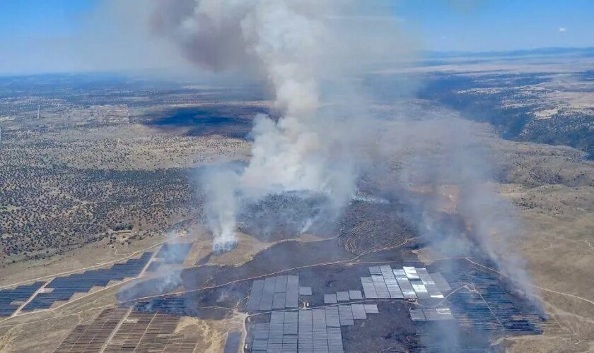 Incendio sin controlar en una planta fotovoltaica en Talaván, Cáceres