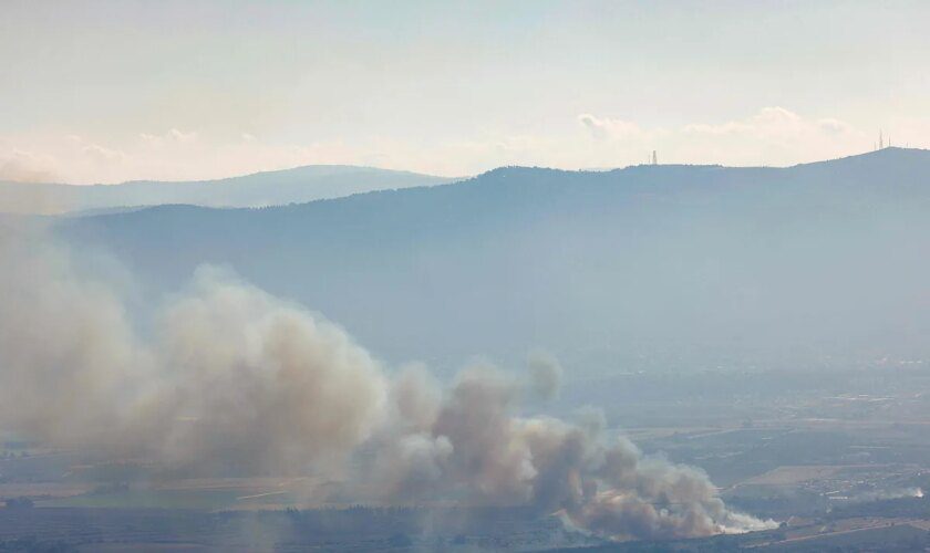 Israel realiza un ataque aéreo contra un líder de Hizbulá en Beirut en respuesta a la muerte de 12 menores en el Golán