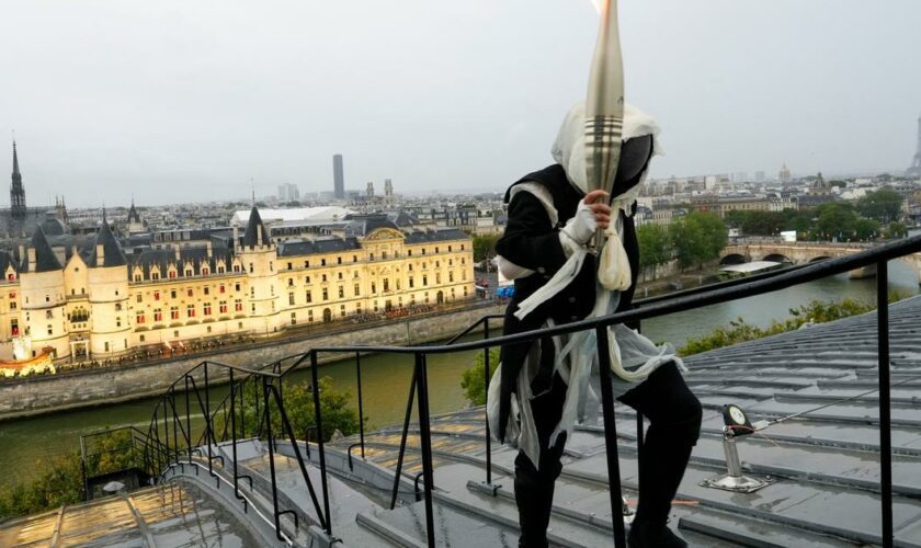 JO 2024 : ce mystérieux porteur de la flamme en référence au jeu vidéo Assassin's Creed qui a rythmé la cérémonie d’ouverture