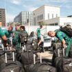 JO 2024 : excités, heureux et fatigués, les premiers athlètes sont arrivés au village olympique