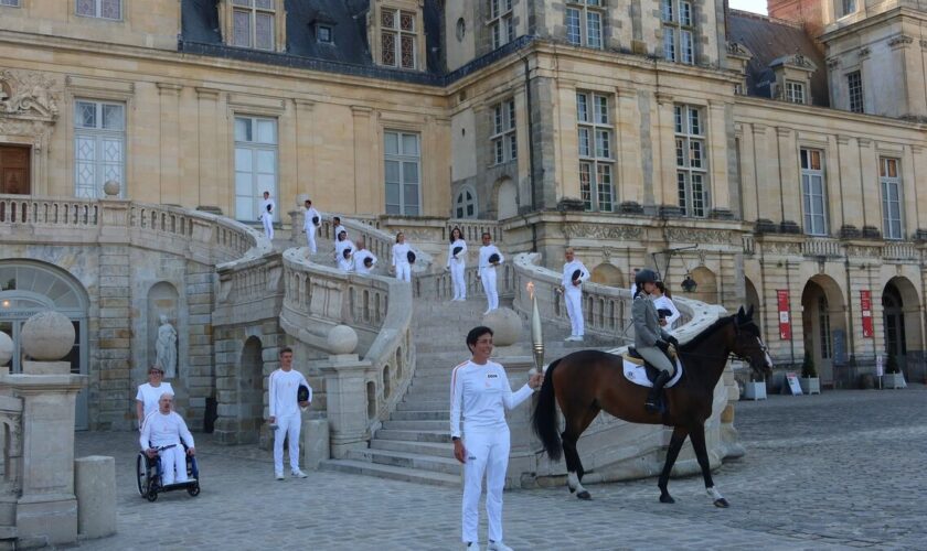 JO Paris 2024 en Seine-et-Marne : la flamme des pentathloniens illumine la cour du château de Fontainebleau