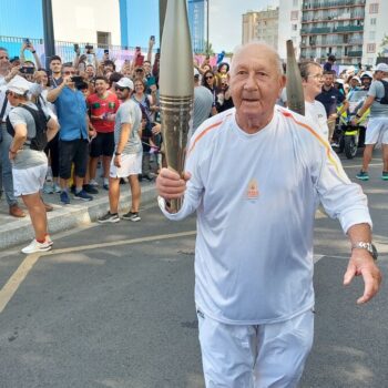 JO Paris 2024 : et la flamme est arrivée à Colombes, 100 ans après les jeux de 1924, « tout un symbole »