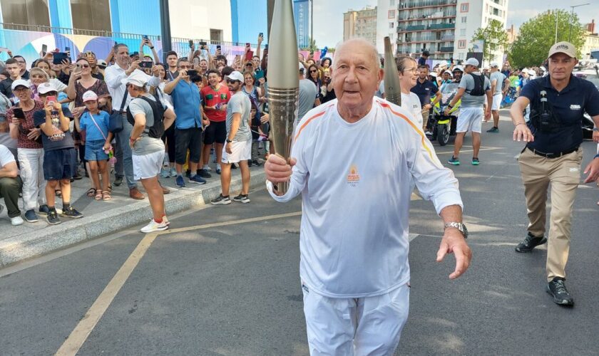 JO Paris 2024 : et la flamme est arrivée à Colombes, 100 ans après les jeux de 1924, « tout un symbole »