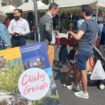 JO de Paris 2024 : les élus de Clichy distribuent le guide des jeux imaginé par des étudiants du lycée Auffray