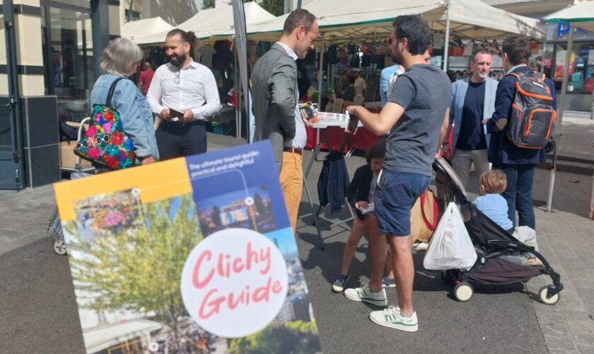 JO de Paris 2024 : les élus de Clichy distribuent le guide des jeux imaginé par des étudiants du lycée Auffray