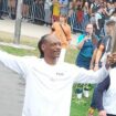 « J’ai pu le voir de super près » : Snoop Dogg embrase la foule à Saint-Denis lors du relais de la flamme