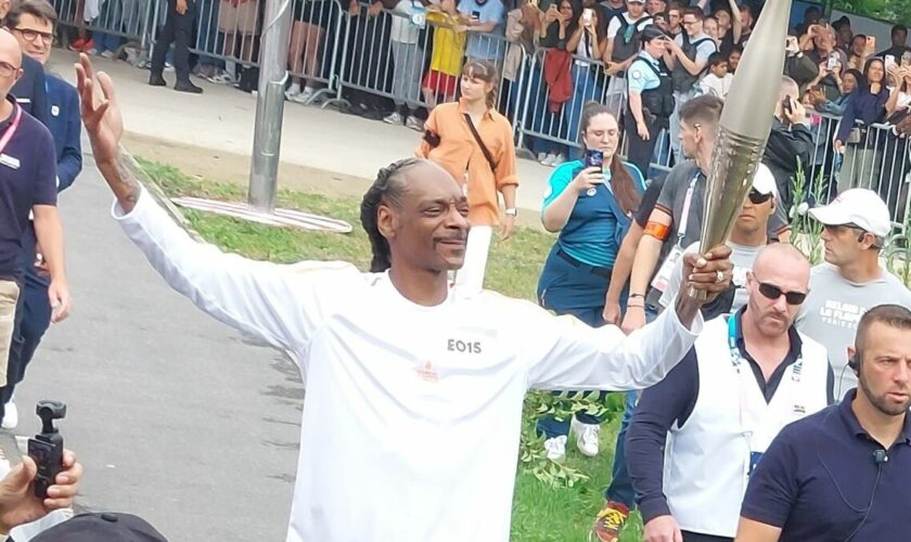 « J’ai pu le voir de super près » : Snoop Dogg embrase la foule à Saint-Denis lors du relais de la flamme