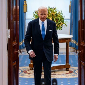 Joe Biden, en quarantaine à cause du Covid, poussé vers la sortie par les démocrates