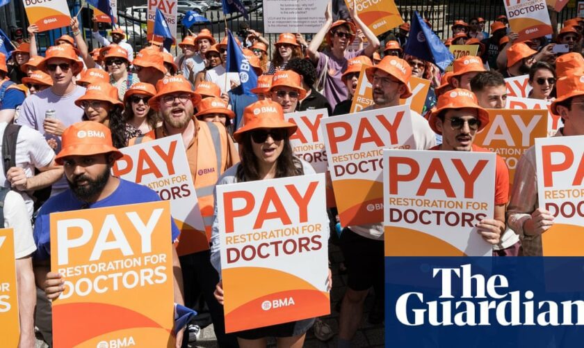 Junior doctors leaders’ agree 22.3% pay deal over two years