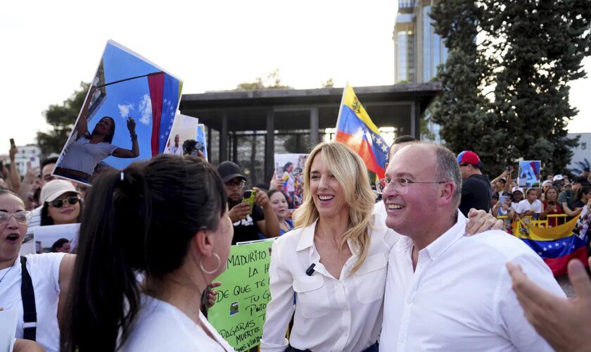 La diputada Cayetana Álvarez de Toledo, junto a la oposición venezolana en la plaza de Colón: "La dictadura no quiere testigos de su derrota y por eso nos expulsaron"