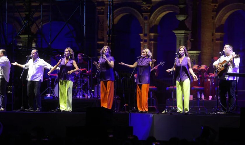 La magia de Siempre Así conecta con un público que llenó la Plaza de España