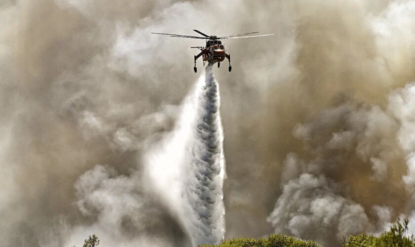 La ola de calor azota el sur de Europa: Grecia cierra la Acrópolis y dos bomberos mueren en Italia