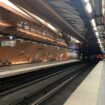 La piétonne de Paris: comment fuir la chaleur dans les rames du métro