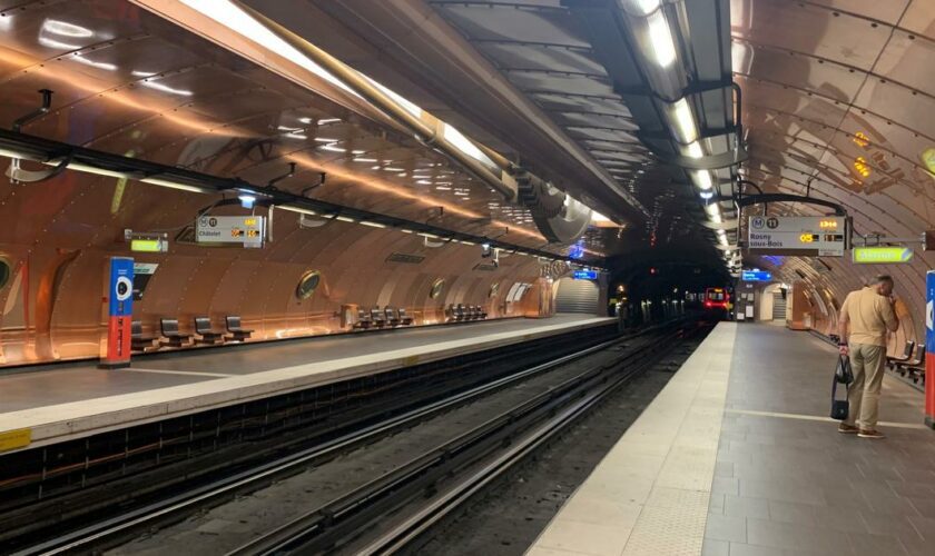 La piétonne de Paris: comment fuir la chaleur dans les rames du métro