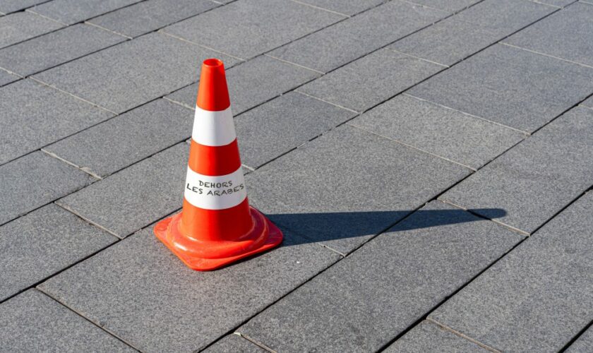 Législatives – Le candidat RN arrivé en tête au 1er tour était un cône de signalisation avec un graffiti « Dehors les Arabes »