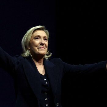 Législatives : comment Marine Le Pen pourrait profiter du chaos politique pour rebondir en vue de 2027