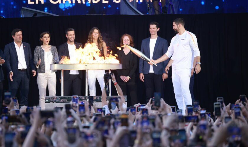 « Les JO, ça y est, ils sont là » : Nikola Karabatic conclut en beauté la fabuleuse odyssée de la flamme à Paris