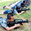 Los campamentos militares de verano en China: cuando soldados entrenan a niños en técnicas de combate