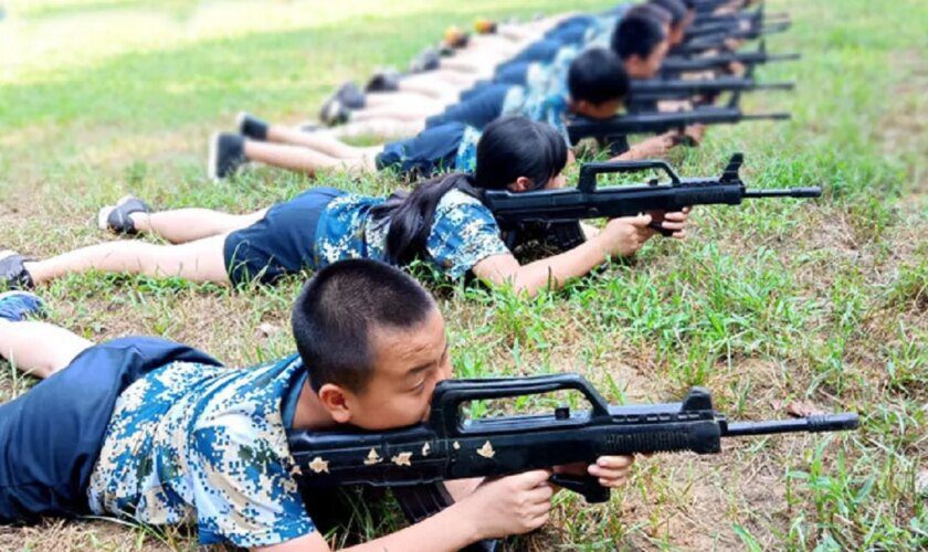 Los campamentos militares de verano en China: cuando soldados entrenan a niños en técnicas de combate