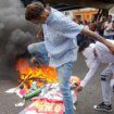 Los venezolanos salen a protestar contra Maduro y bloquean las calles al grito de «libertad»