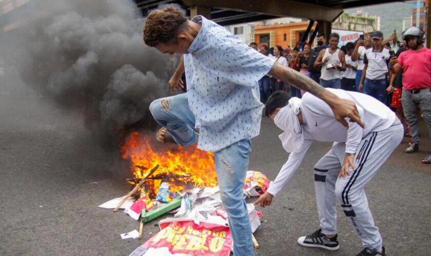 Los venezolanos salen a protestar contra Maduro y bloquean las calles al grito de «libertad»