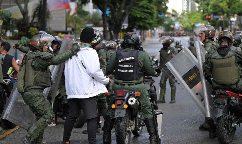 Maduro militariza Venezuela y redobla la represión