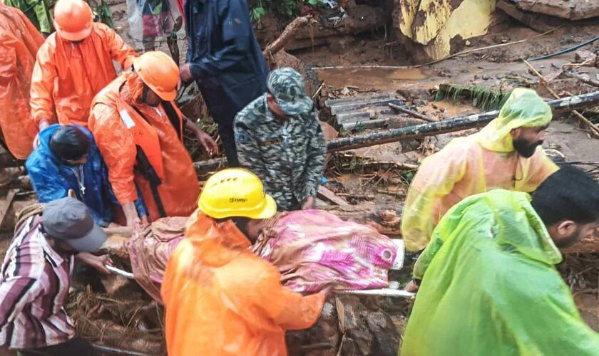 Mas de 40 muertos y centenares de personas atrapadas por deslizamientos de tierra provocados por las fuertes lluvias en el sur de la India