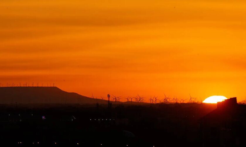 Media España está en alerta naranja por calor en una jornada protagonizada por la calima y las tormentas